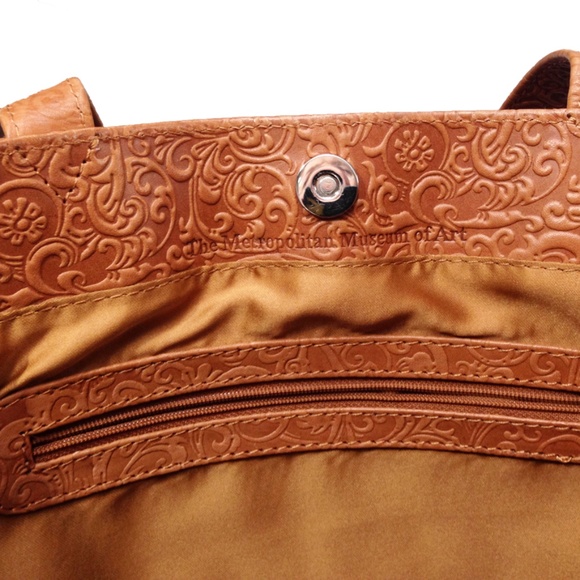 Metropolitan Museum Embossed Leather Bag & Wallet - Picture 7 of 8